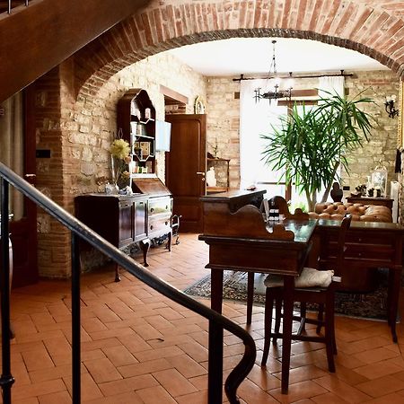 לינה וארוחת בוקר גוביו Residenza Le Logge מראה חיצוני תמונה
