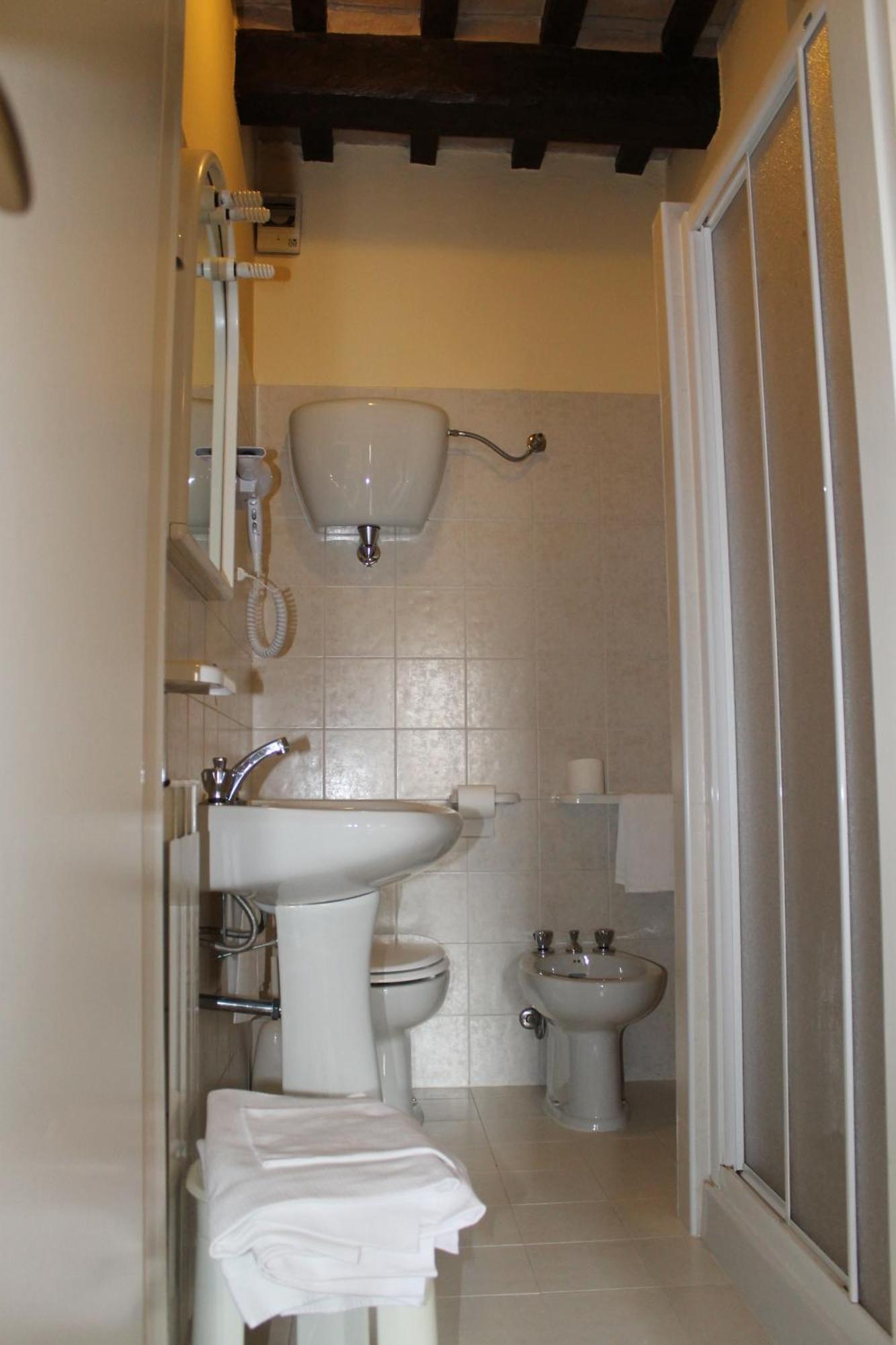 לינה וארוחת בוקר גוביו Residenza Le Logge חדר תמונה